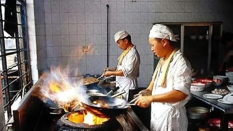 休息归来爵士重新找到状态一度追平比分，不过鹈鹕及时止血并回敬12-5的攻势重新确立起领先，也正是这波攻势帮助鹈鹕一直掌控比赛确保领先，最后时刻面对爵士的猛攻，英格拉姆和墨菲命中两记关键三分守住胜利。